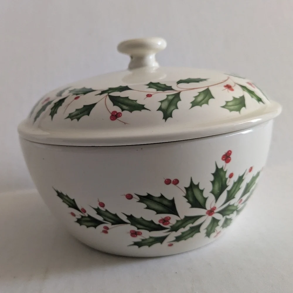 Lenox HOLIDAY Small Covered Casserole Dish. Great Condition